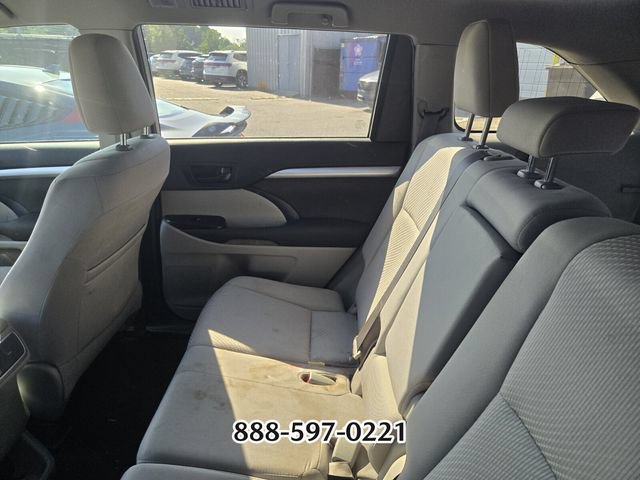 Used 2019 Toyota Highlander LE FWD image 4
