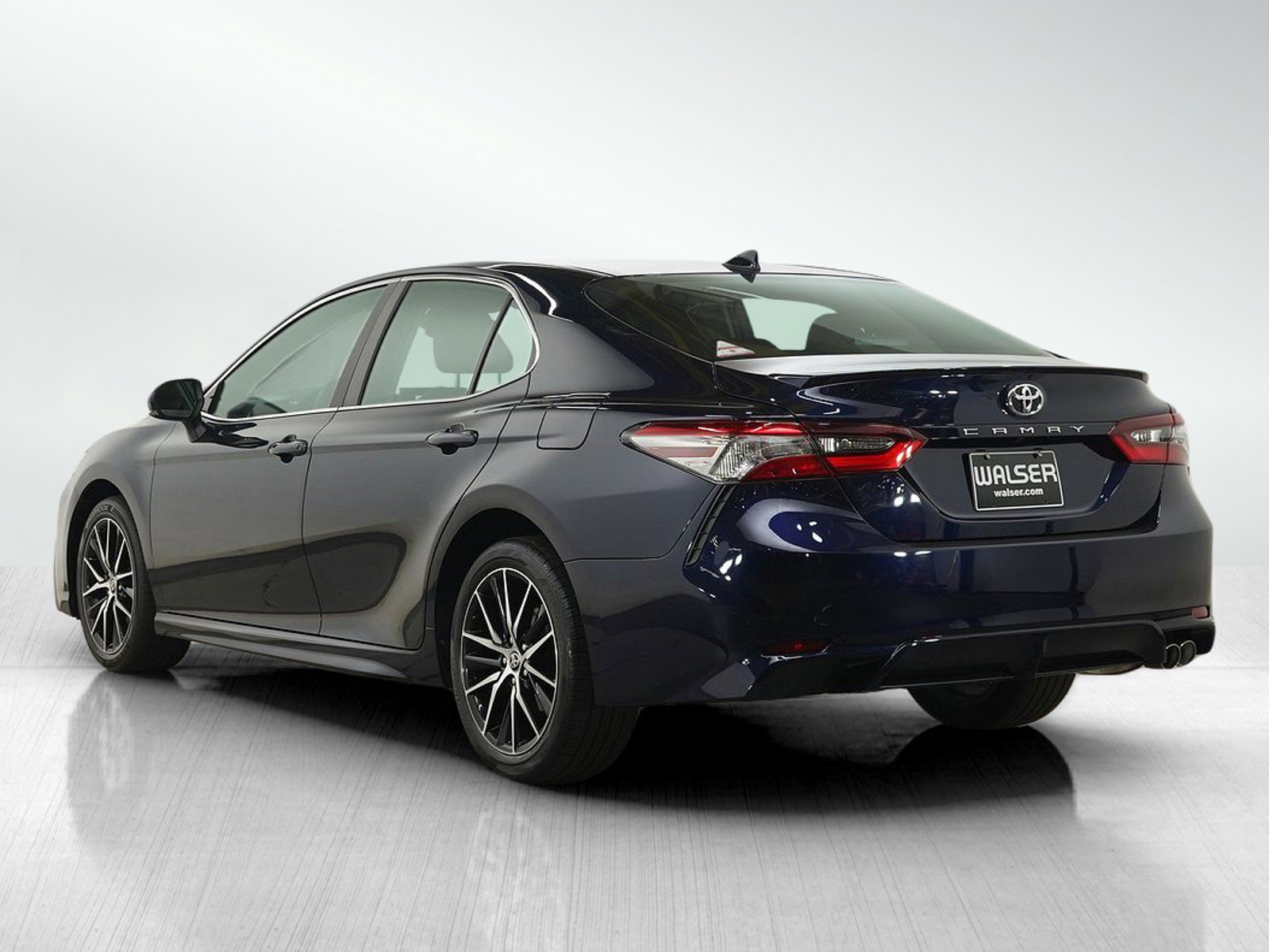 Used 2022 Toyota Camry SE FWD image 3