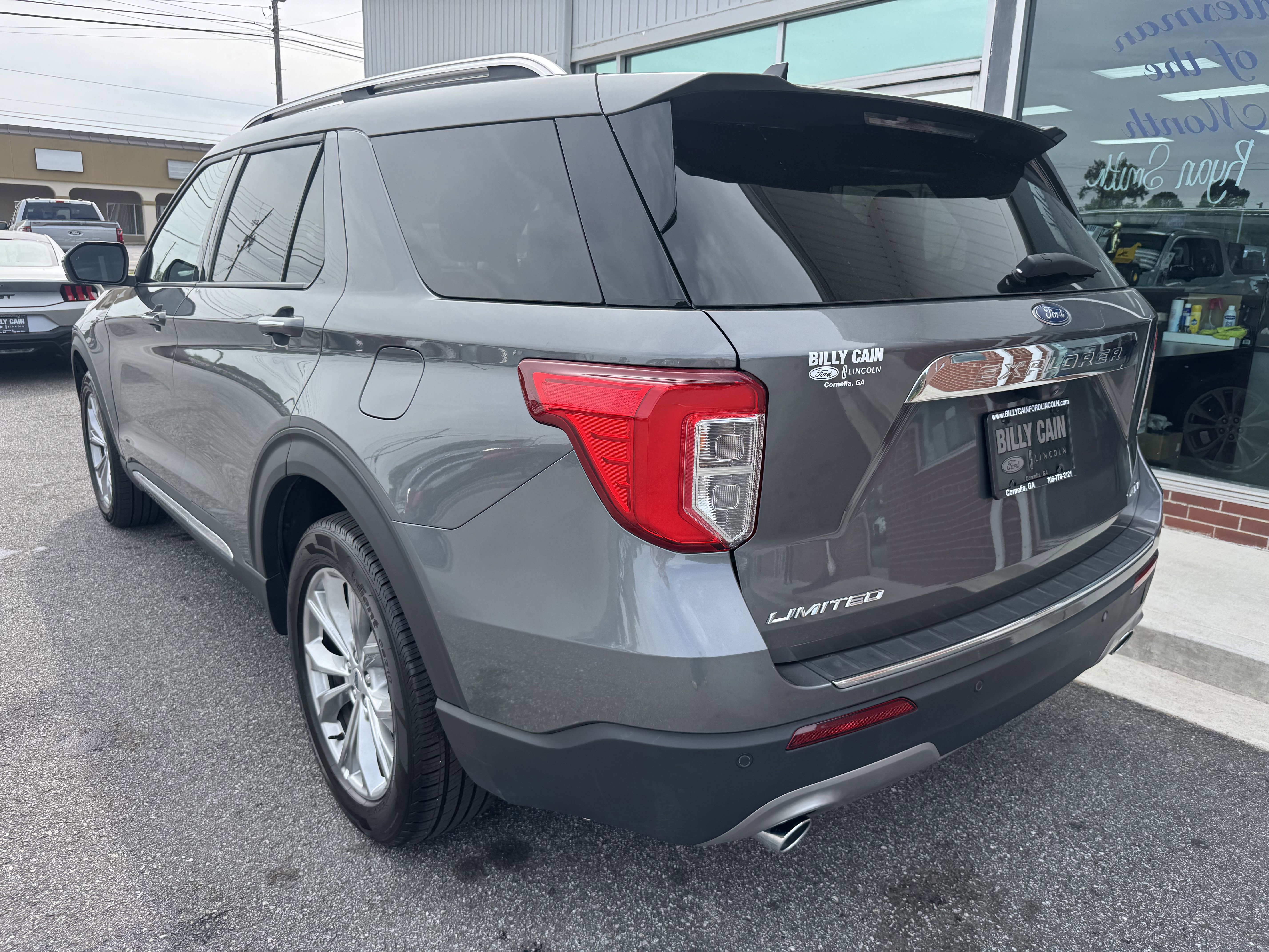 Used 2023 Ford Explorer Limited AWD/4WD image 2