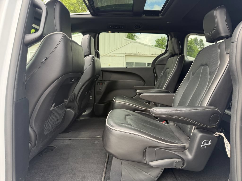 Used 2025 Chrysler Pacifica Limited FWD image 33