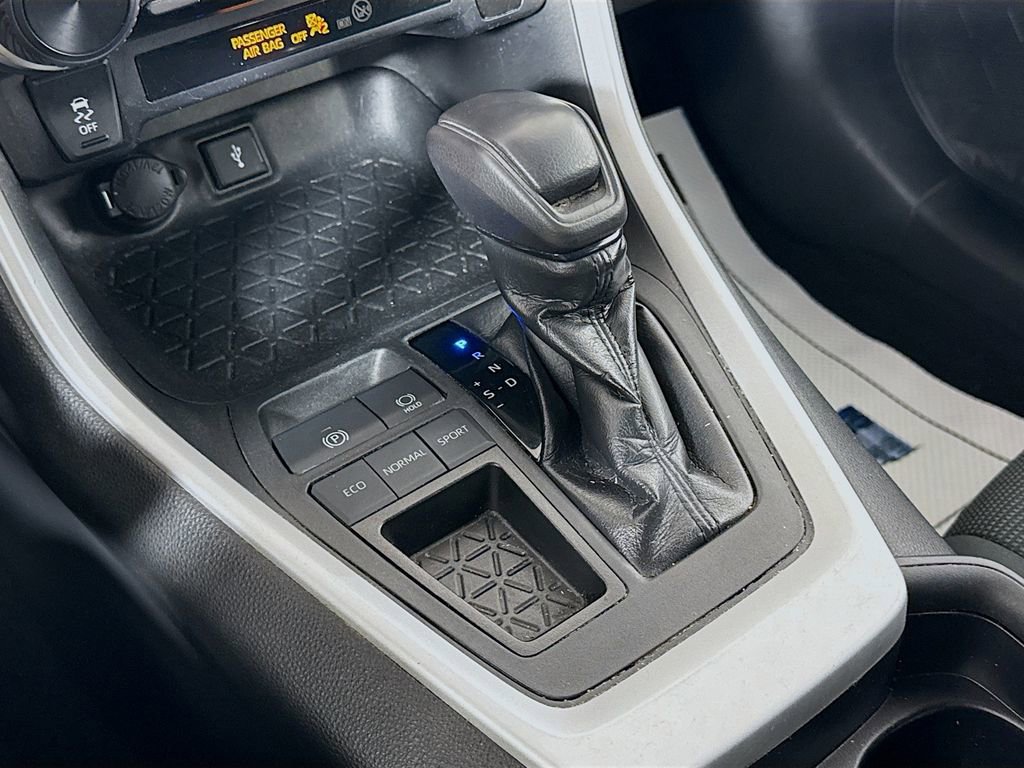 Used 2020 Toyota RAV4 LE image 14