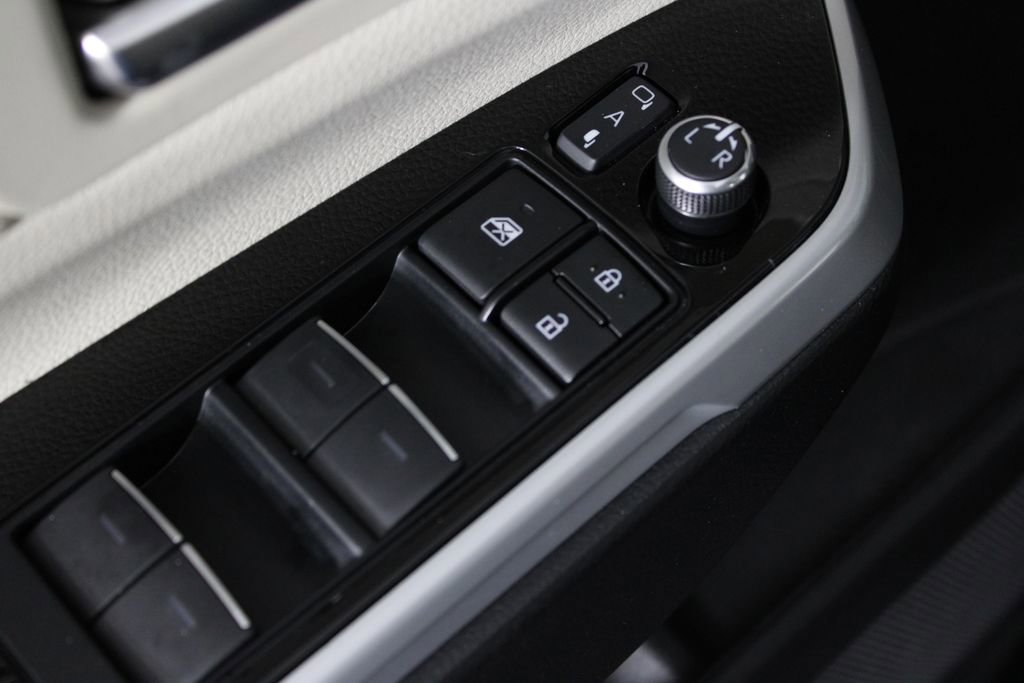 Used 2025 Toyota Sienna Platinum image 24