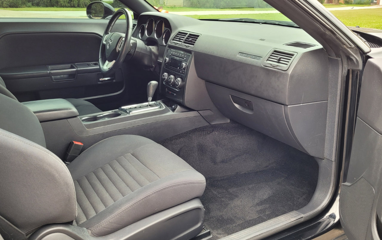 Used 2014 Dodge Challenger SXT image 15