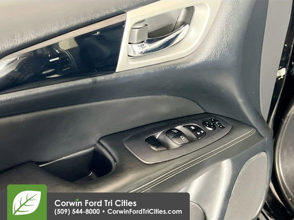 Used 2018 Nissan Pathfinder SV image 11