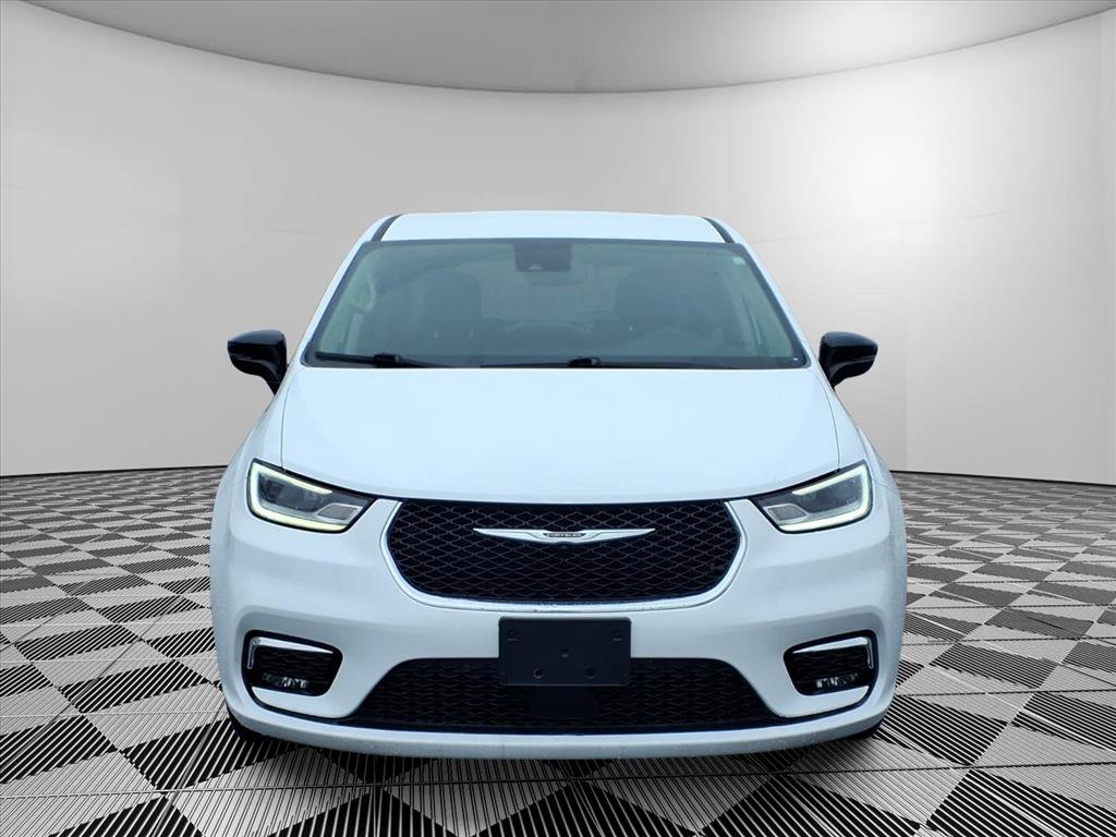 Used 2024 Chrysler Pacifica Touring-L image 2