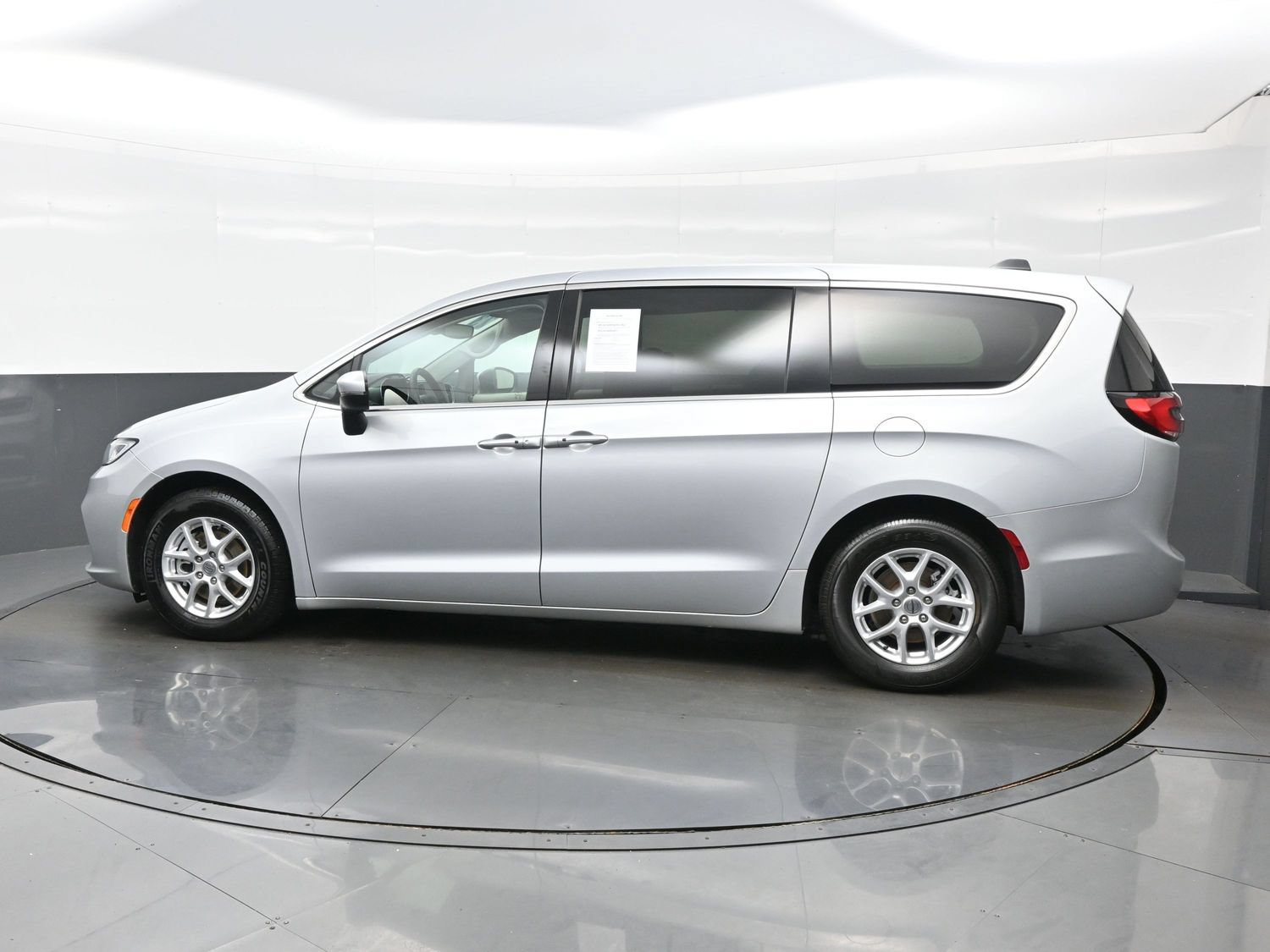 Used 2023 Chrysler Pacifica Touring-L FWD image 4