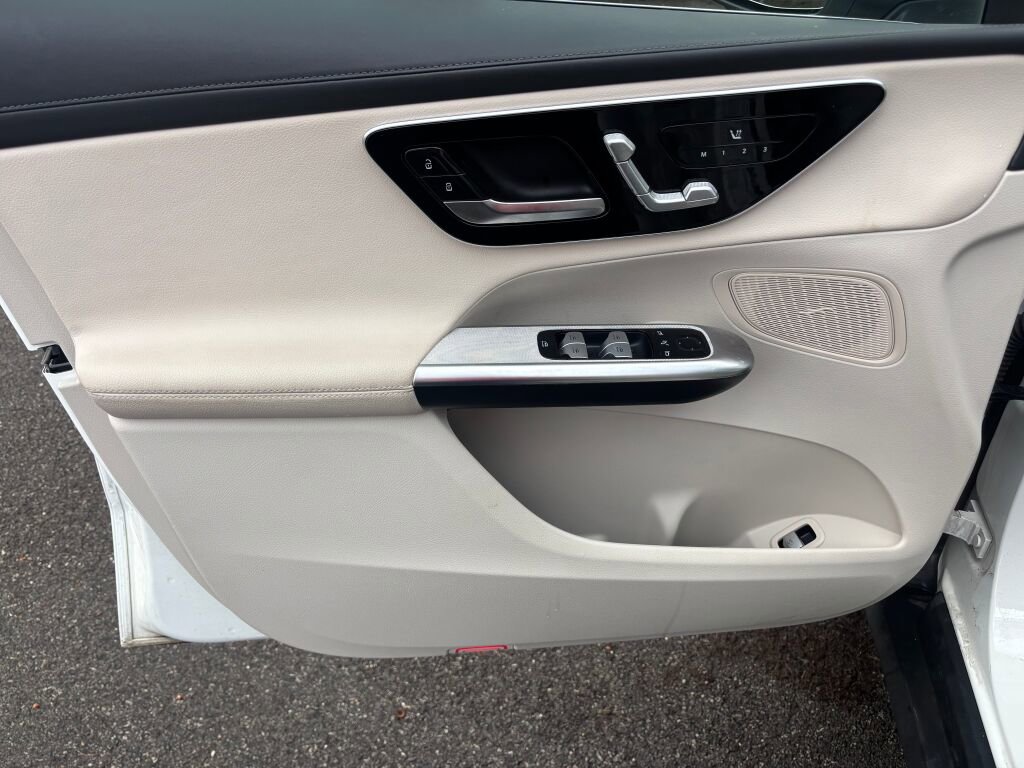 Used 2024 Mercedes-Benz GLC 300 4MATIC image 5