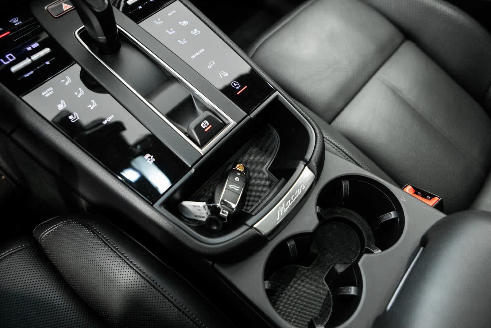 Certified 2025 Porsche Macan AWD/4WD image 25