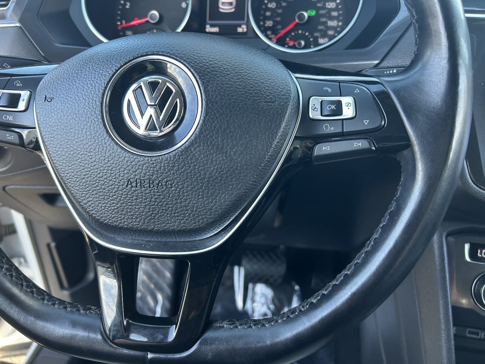 Used 2018 Volkswagen Tiguan SE AWD/4WD image 28