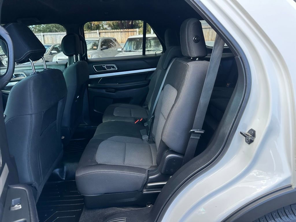 Used 2017 Ford Explorer XLT image 9