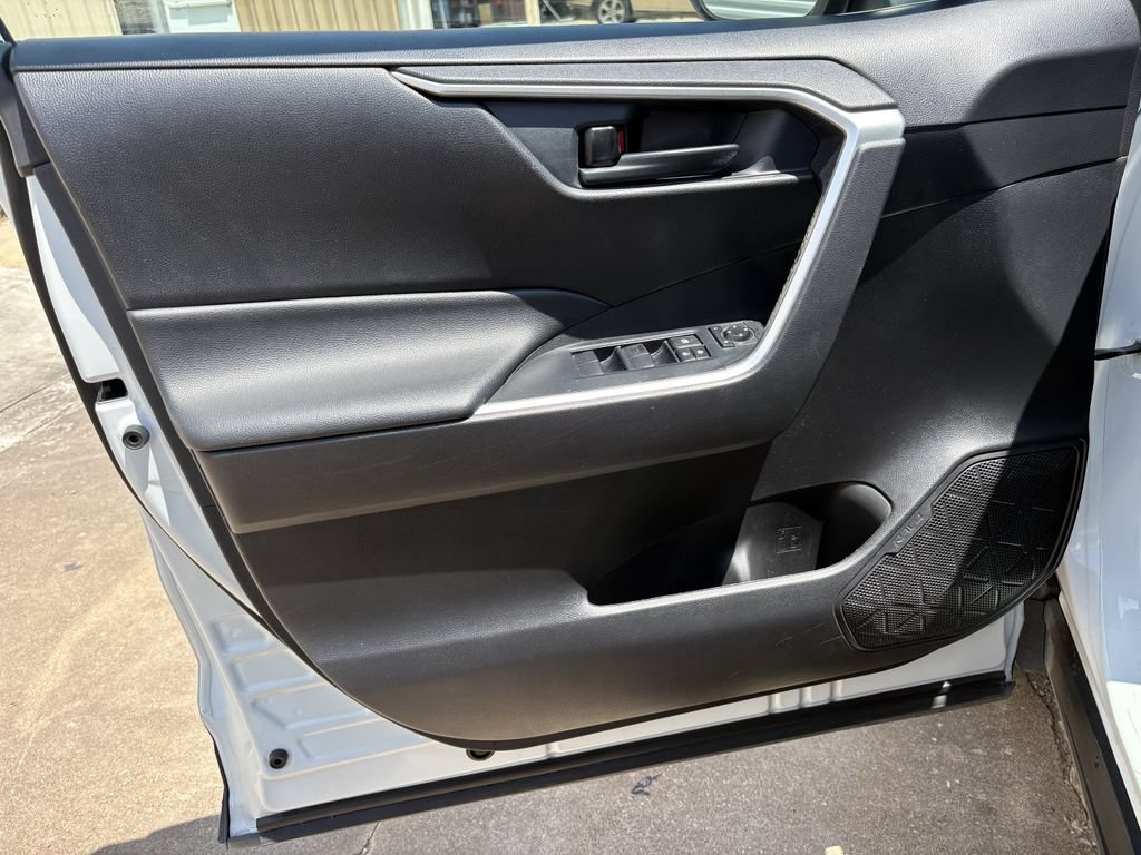 Used 2020 Toyota RAV4 LE FWD image 10