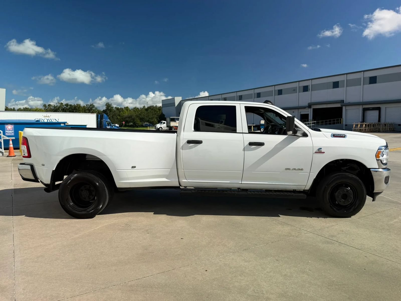 Used 2022 RAM 3500 Tradesman w/ Chrome Appearance Group AWD/4WD image 6