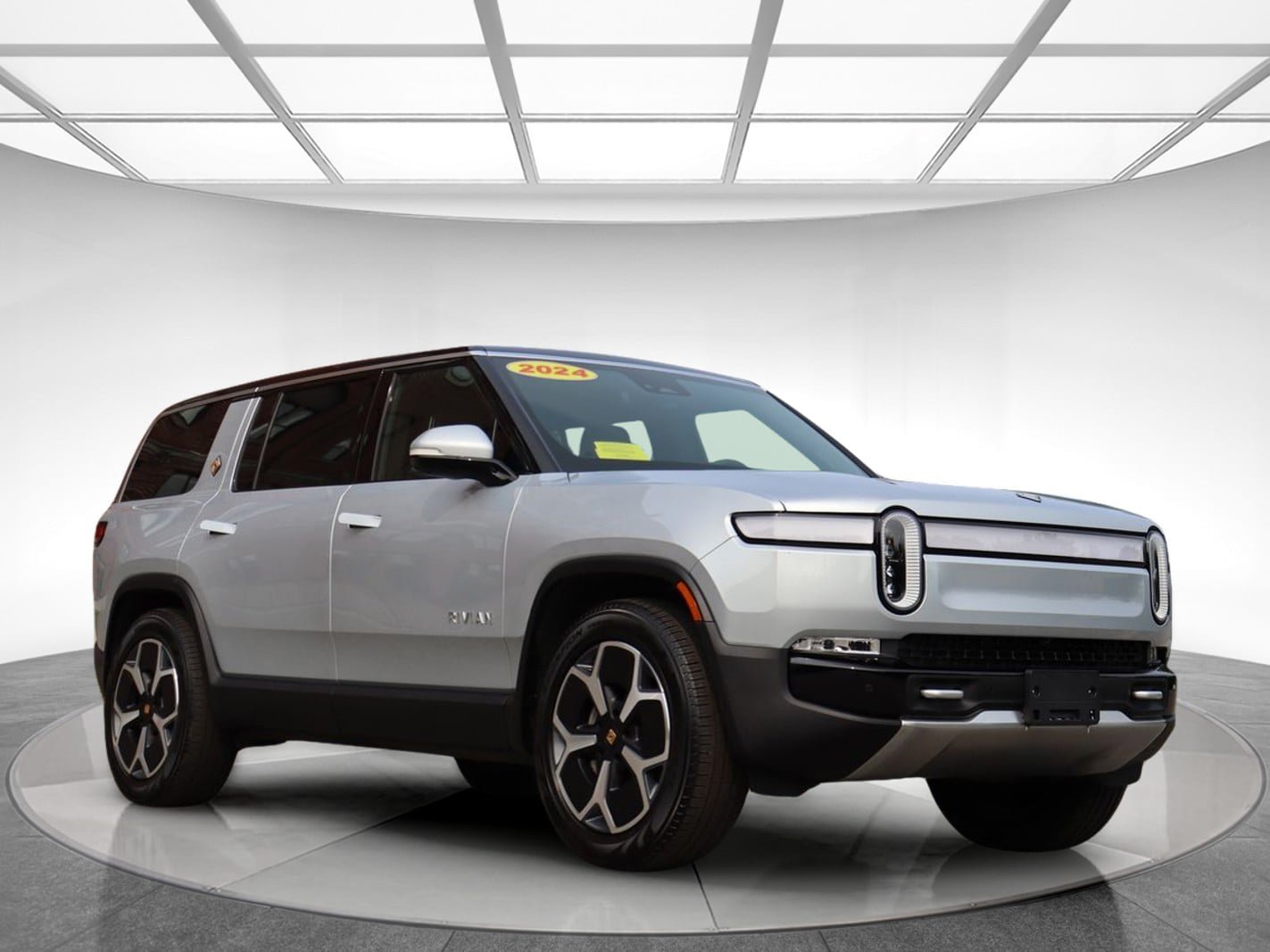 Used 2024 Rivian R1S Adventure Dual AWD/4WD image 3