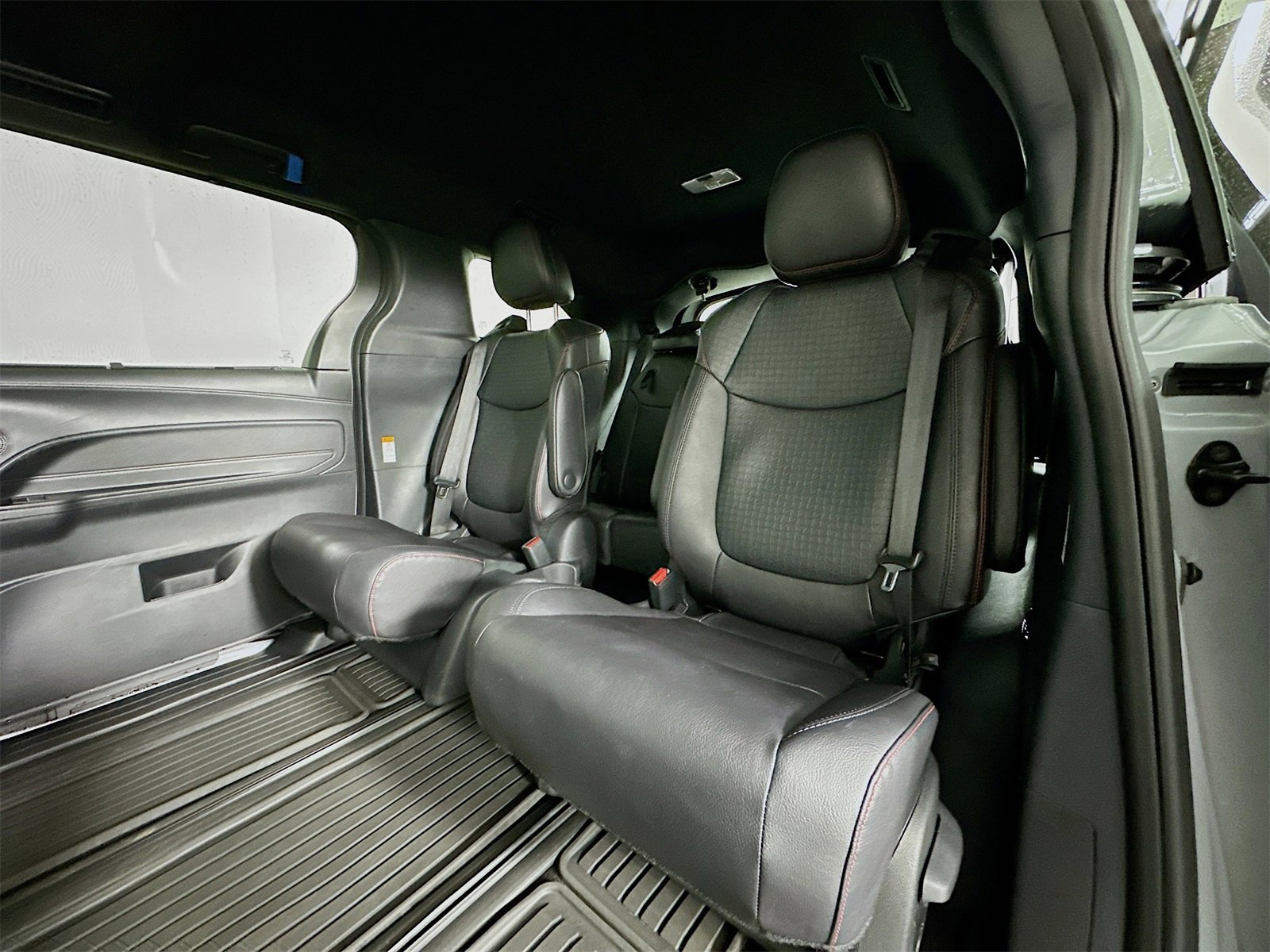 Certified 2025 Toyota Sienna XSE image 25