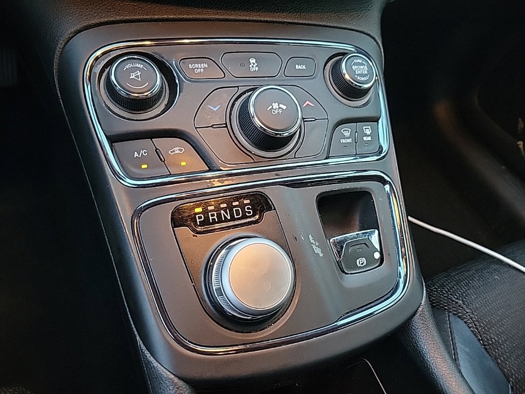 Used 2015 Chrysler 200 S FWD image 10
