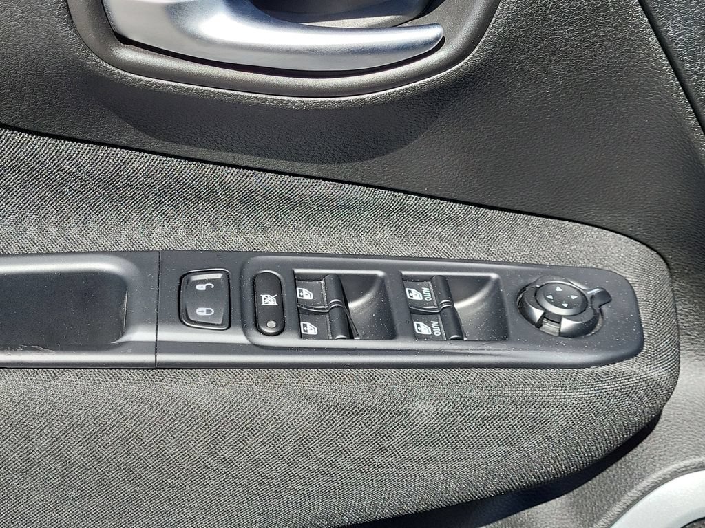 Used 2019 Jeep Renegade Latitude w/ Cold Weather Group AWD/4WD image 11