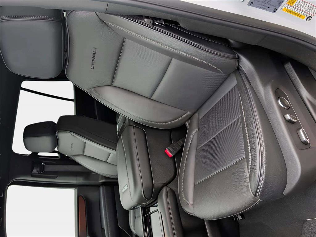 Used 2025 GMC Yukon 4WD Denali image 9