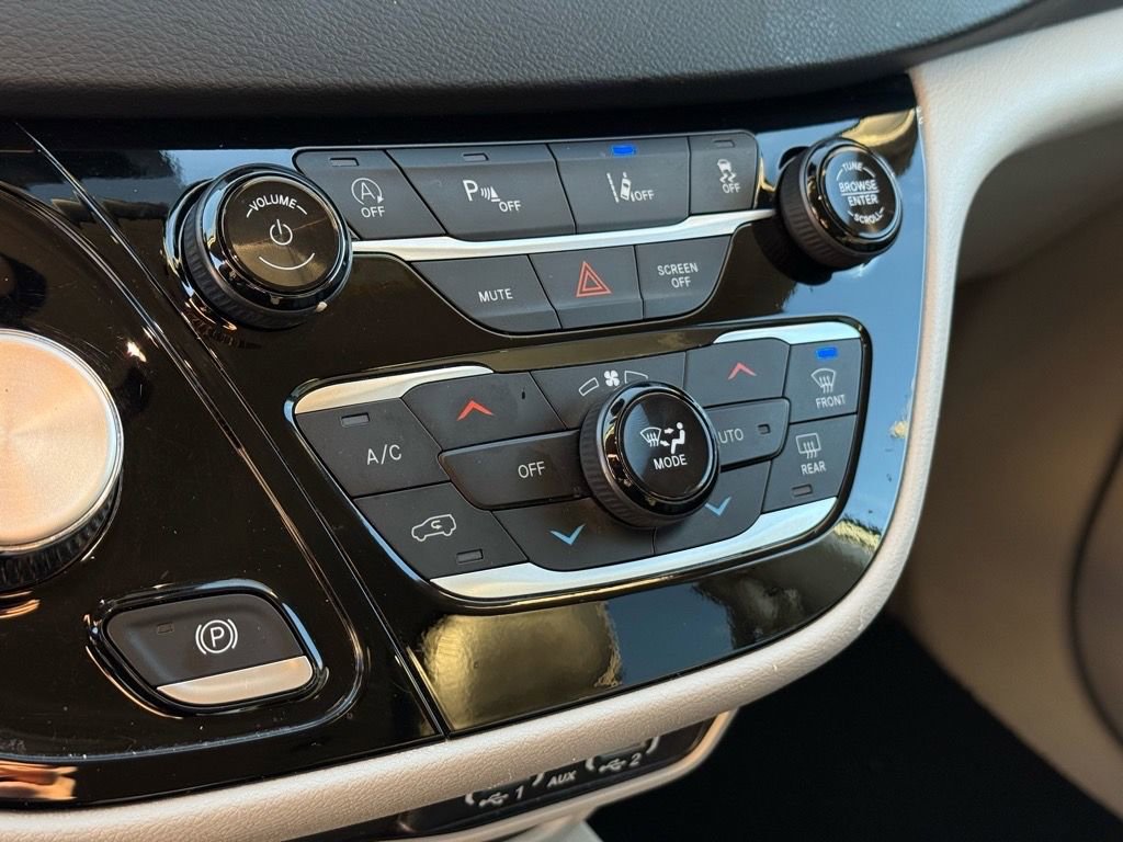 Used 2024 Chrysler Pacifica Touring-L image 27