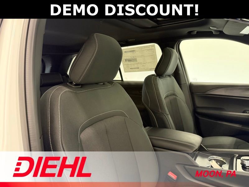 New 2025 Jeep Grand Cherokee Laredo X w/ Luxury Tech Group I AWD/4WD image 14