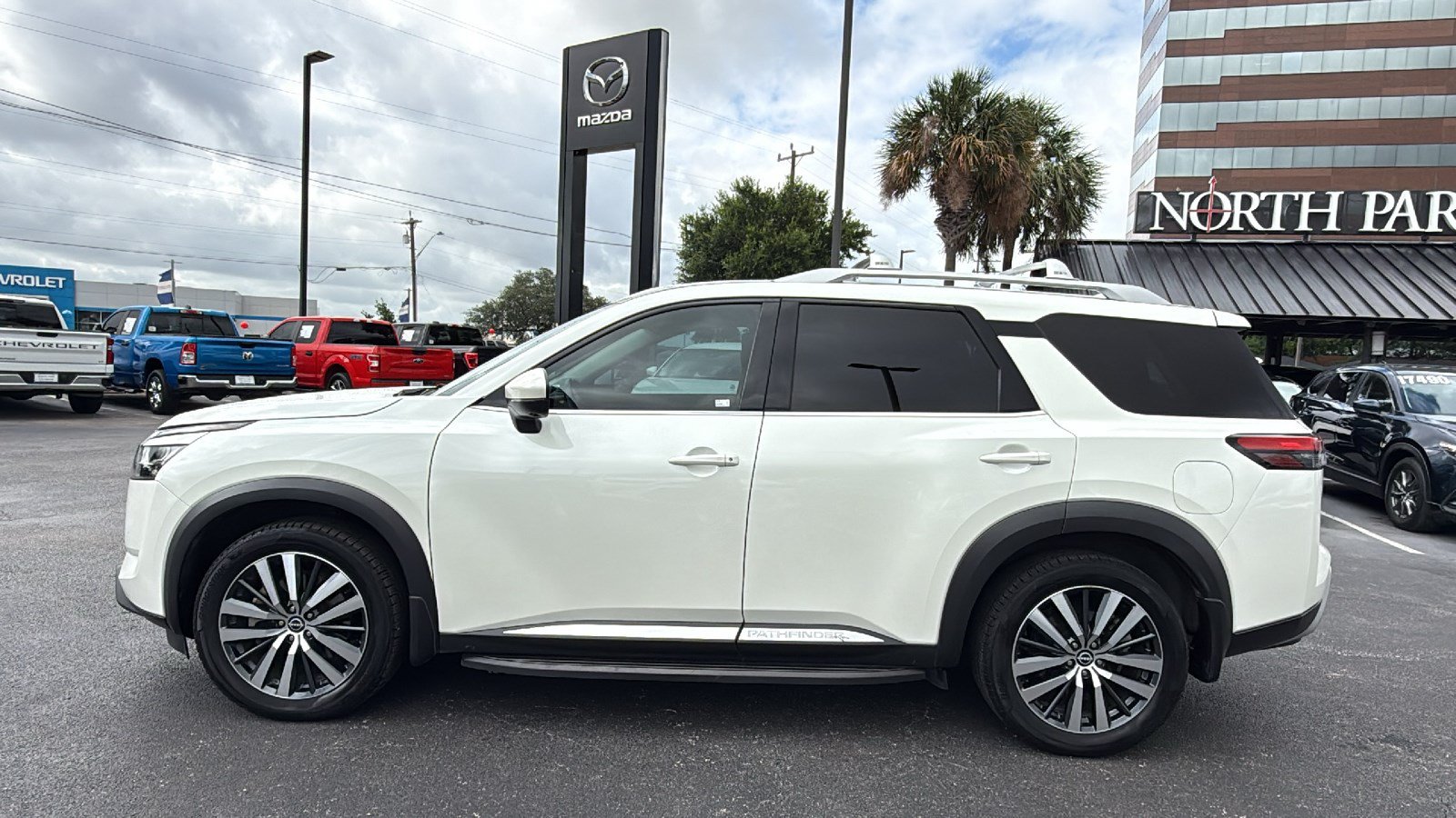 Used 2022 Nissan Pathfinder Platinum w/ Lighting Package (N93) FWD image 4