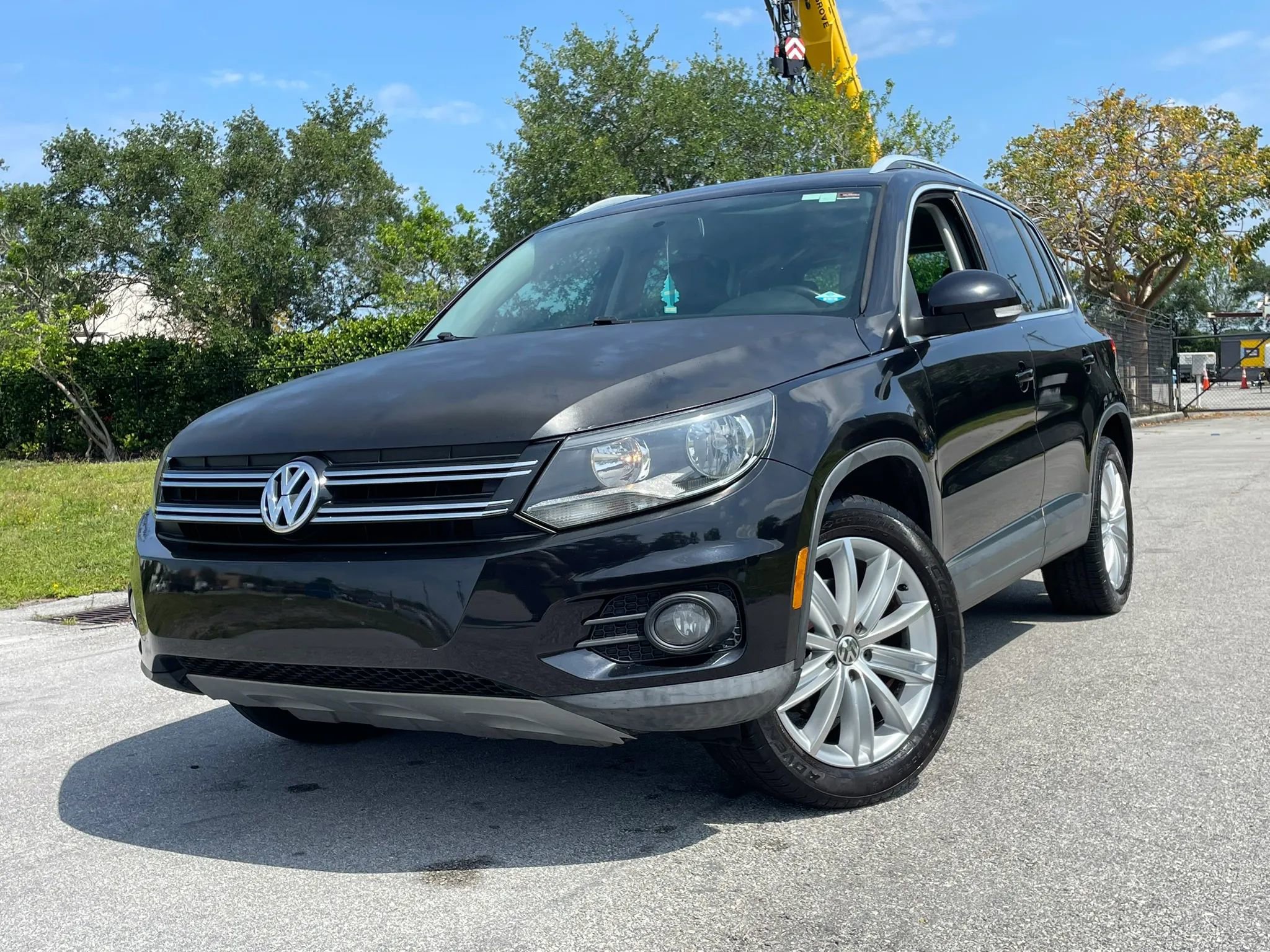 Used 2013 Volkswagen Tiguan SE FWD image 2