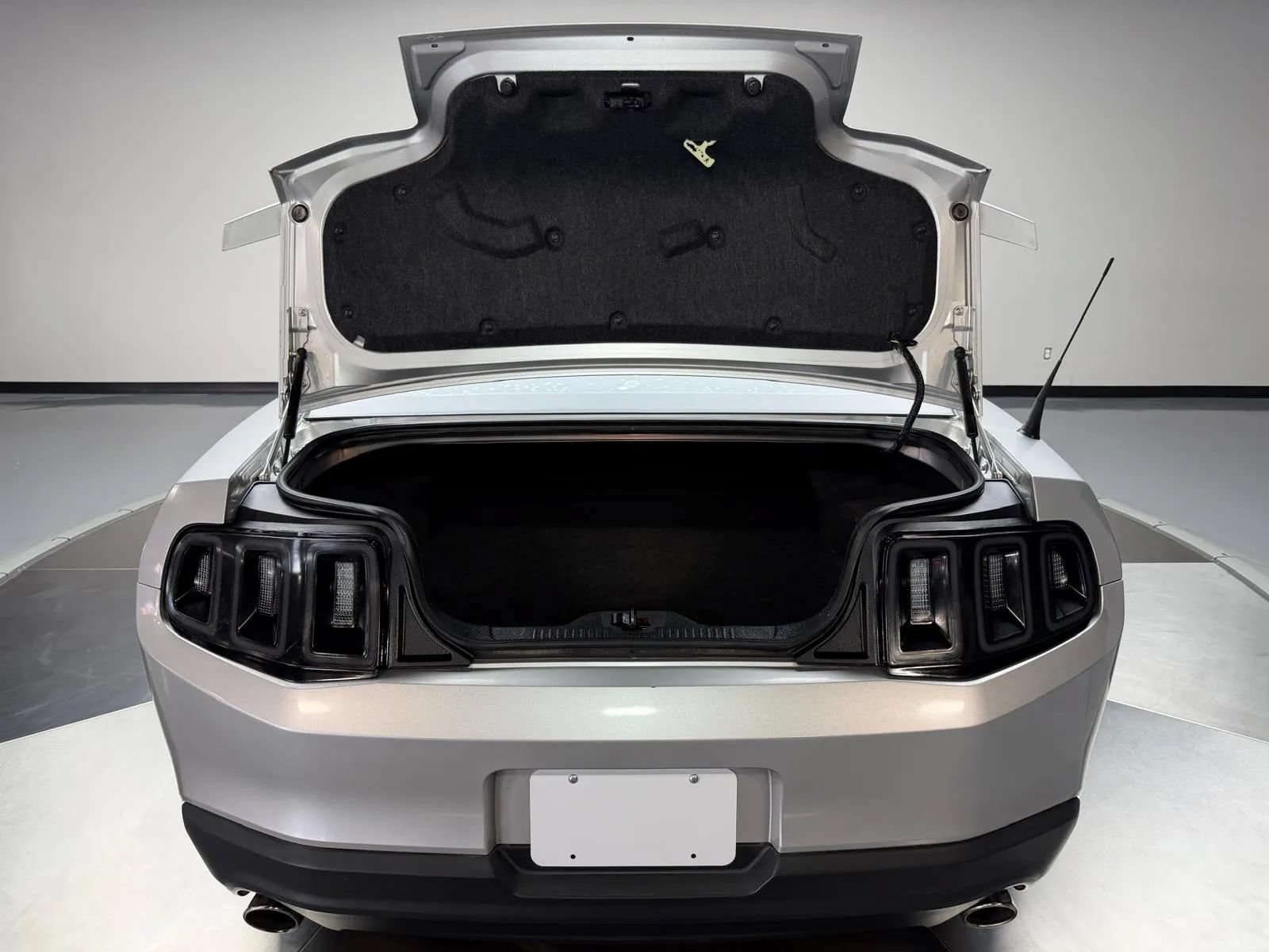 Used 2010 Ford Mustang GT RWD image 12