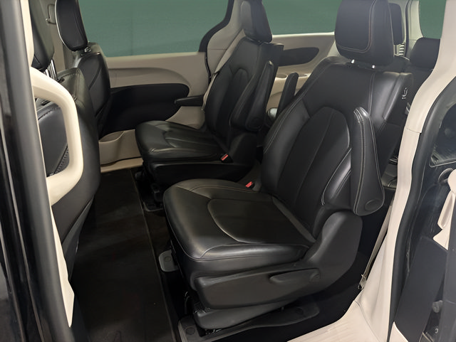Used 2024 Chrysler Pacifica Limited FWD image 14