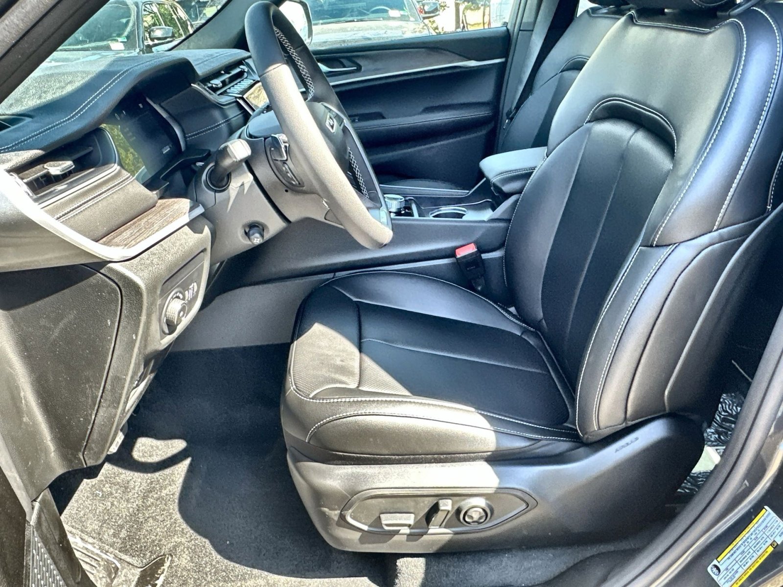 New 2025 Jeep Grand Cherokee Limited w/ Luxury Tech Group II image 13