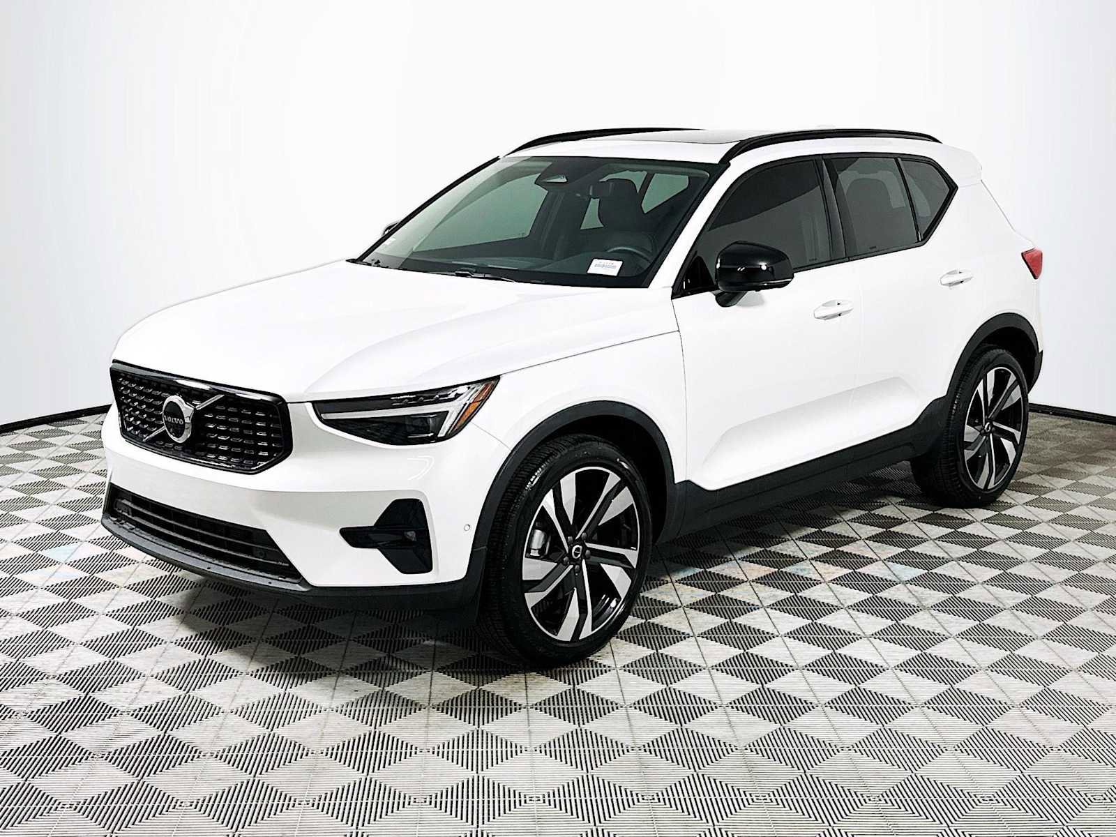 Used 2025 Volvo XC40 B5 Plus w/ Climate Package image 3