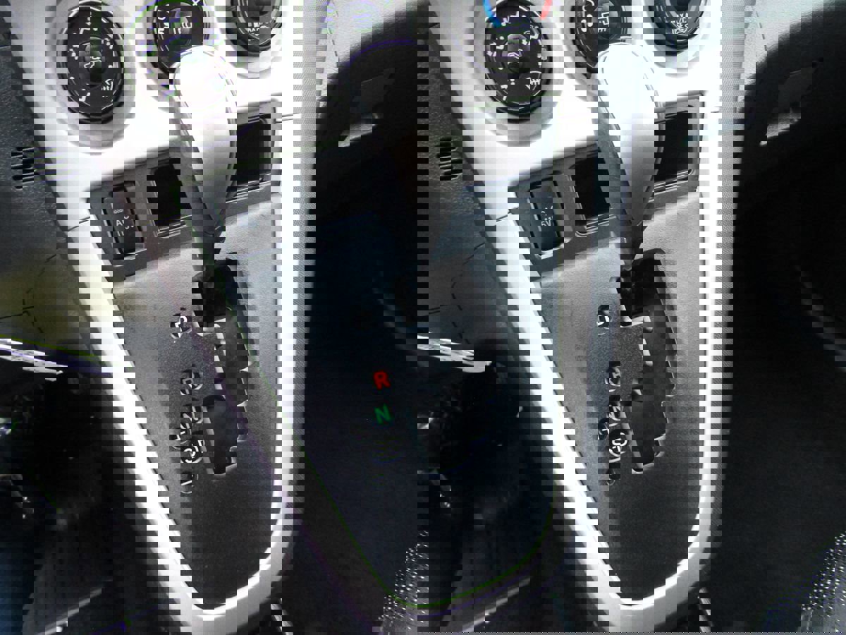 Used 2009 Pontiac Vibe w/ Sun And Sound Package image 14