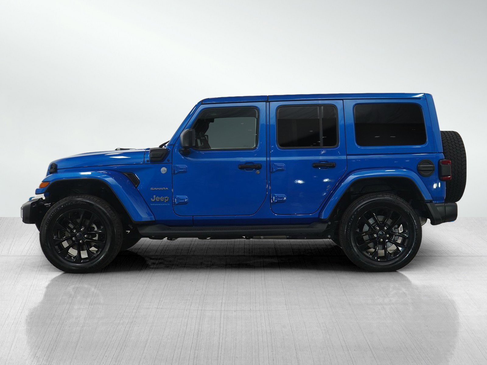 Used 2024 Jeep Wrangler Unlimited Sahara w/ Technology Group AWD/4WD image 2