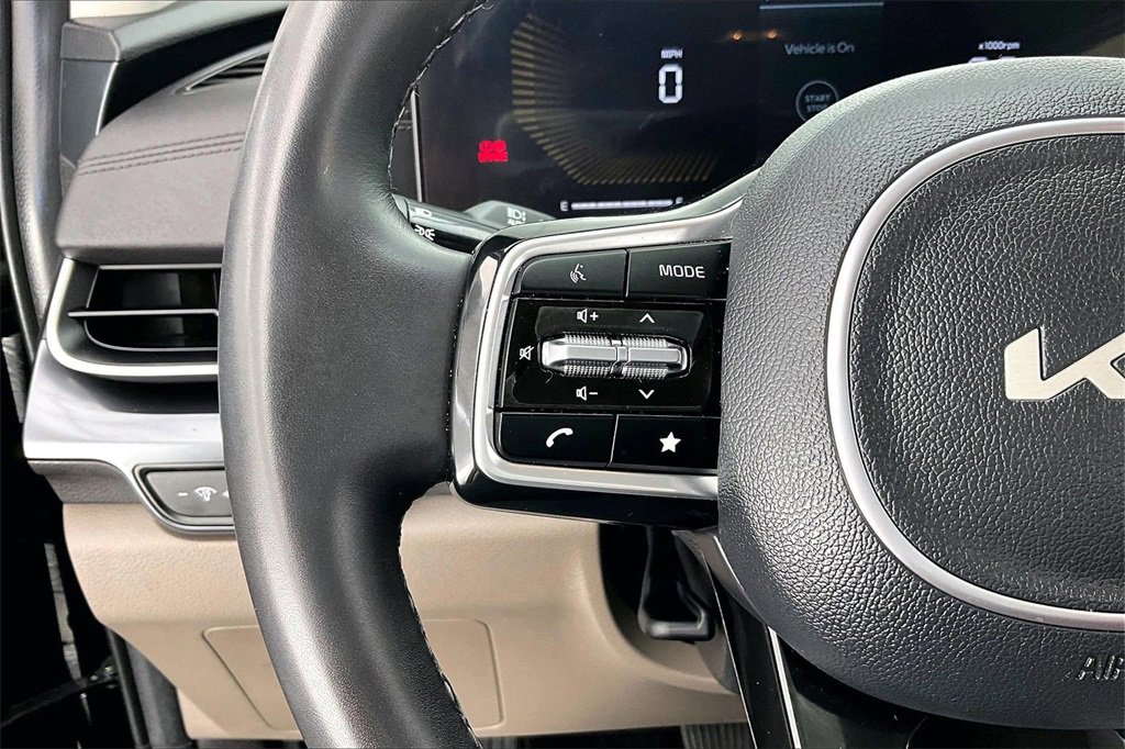Used 2025 Kia Carnival image 18