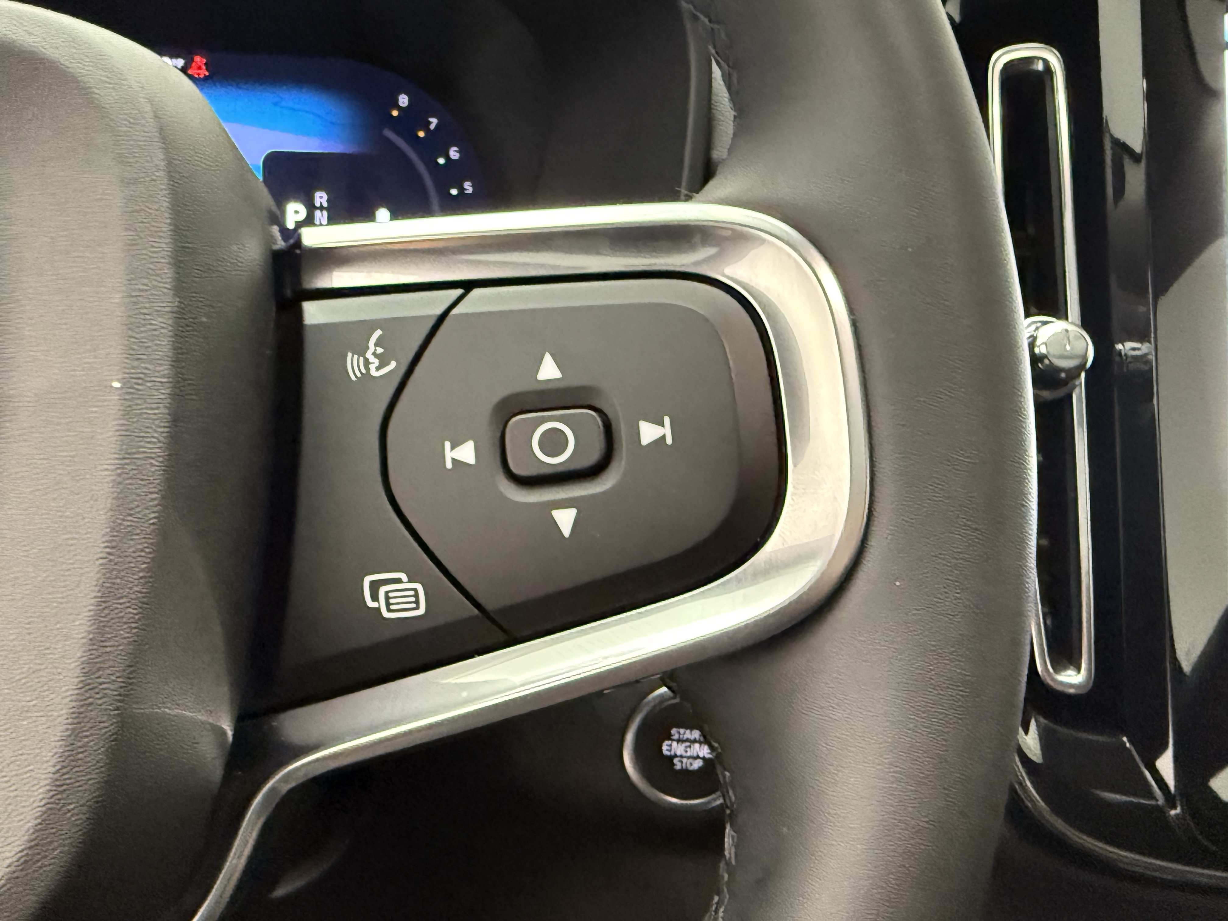 Certified 2025 Volvo XC40 B5 Ultra AWD/4WD image 18