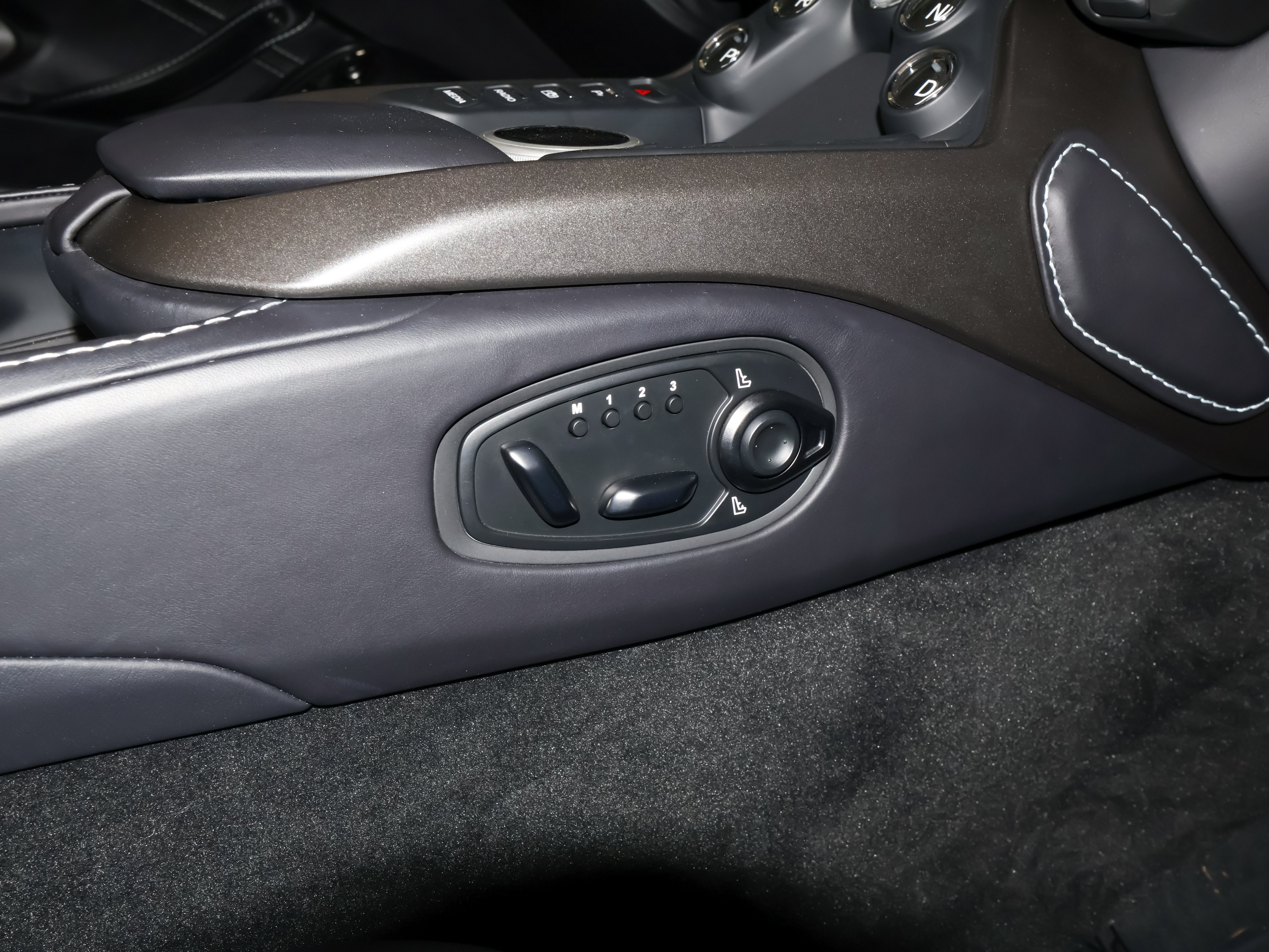 Used 2023 Aston Martin V8 Vantage Roadster RWD image 42
