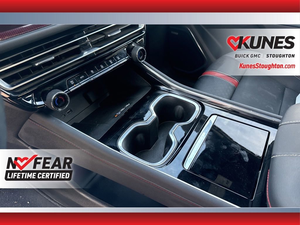 Used 2025 Chevrolet Traverse RS image 32