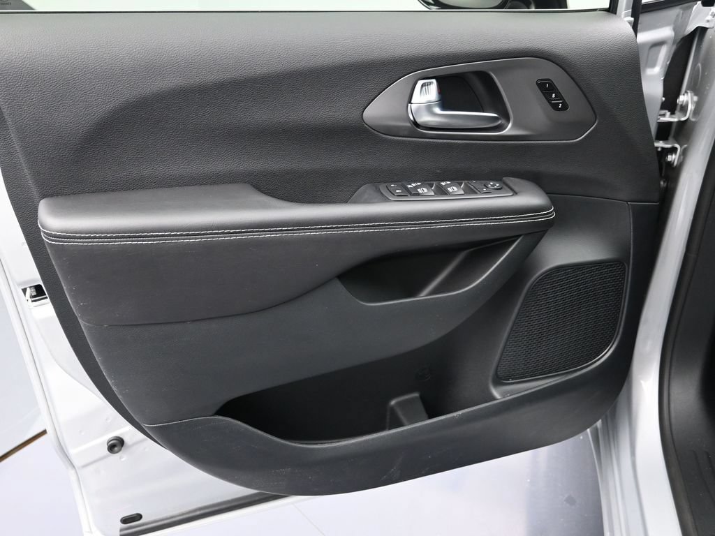 New 2026 Chrysler Pacifica Select FWD image 10