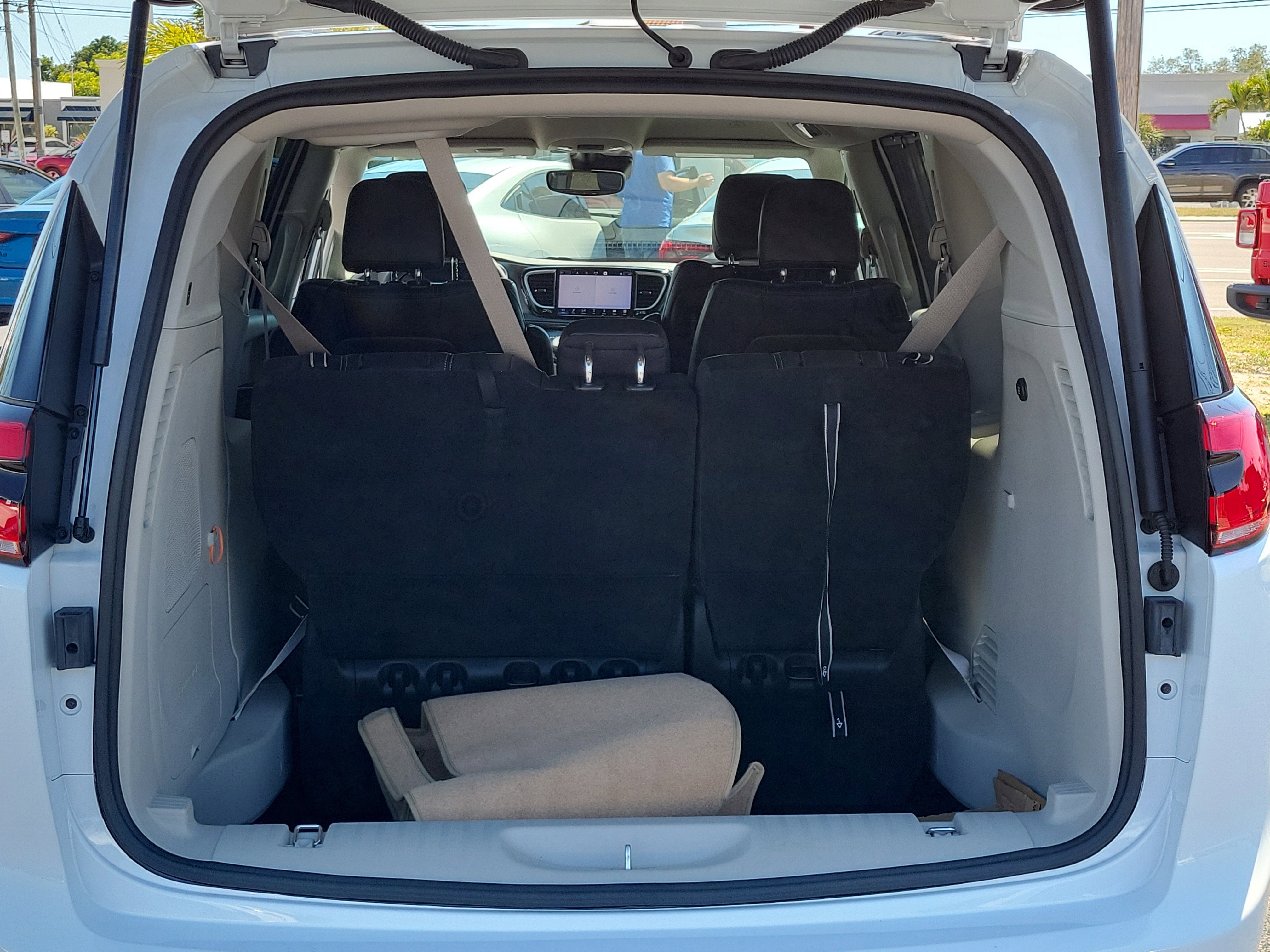 Used 2022 Chrysler Pacifica Touring-L w/ Uconnect Theater Family Group image 11