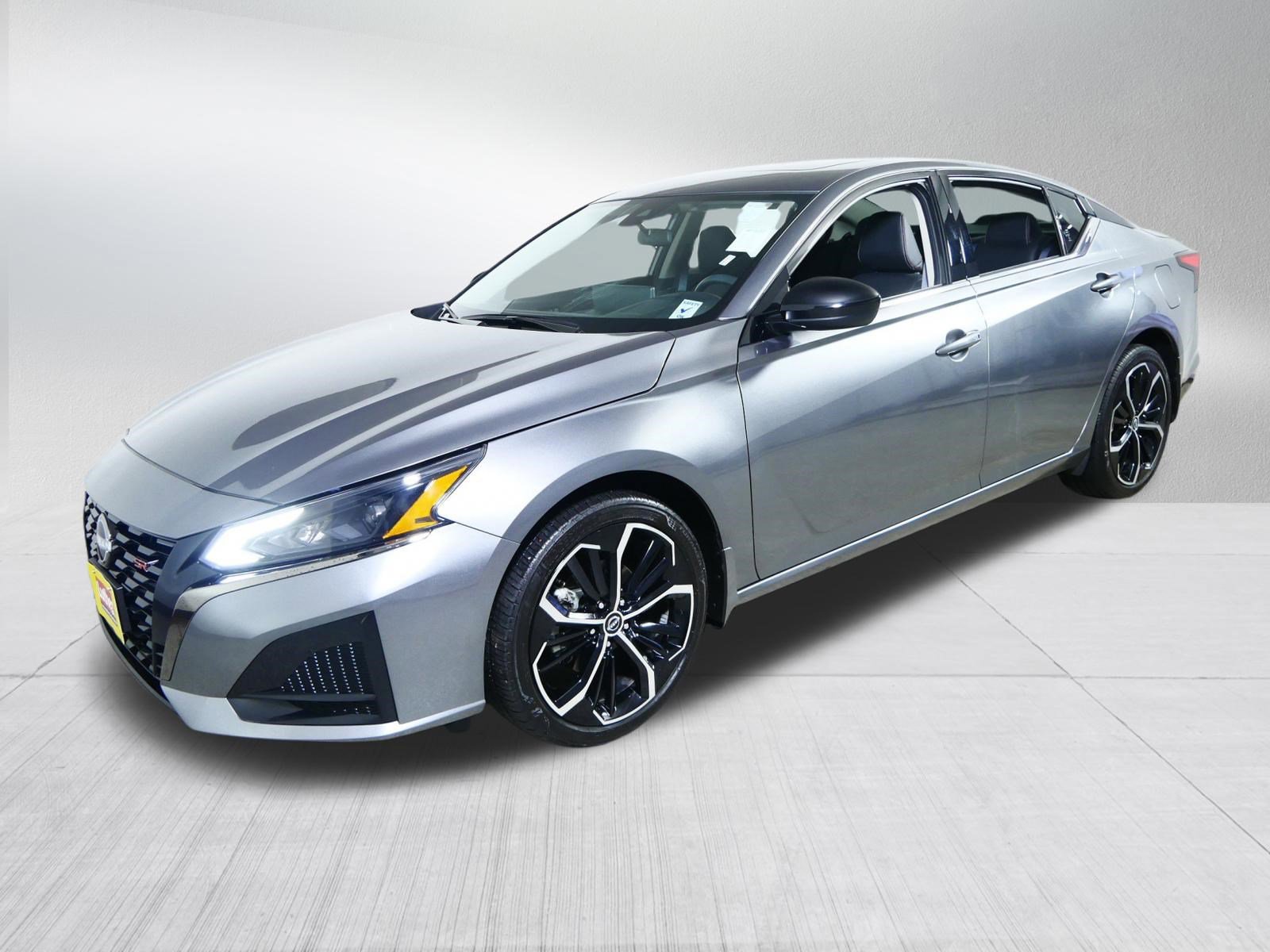 Used 2024 Nissan Altima 2.5 SR w/ SR Premium Package AWD/4WD image 3