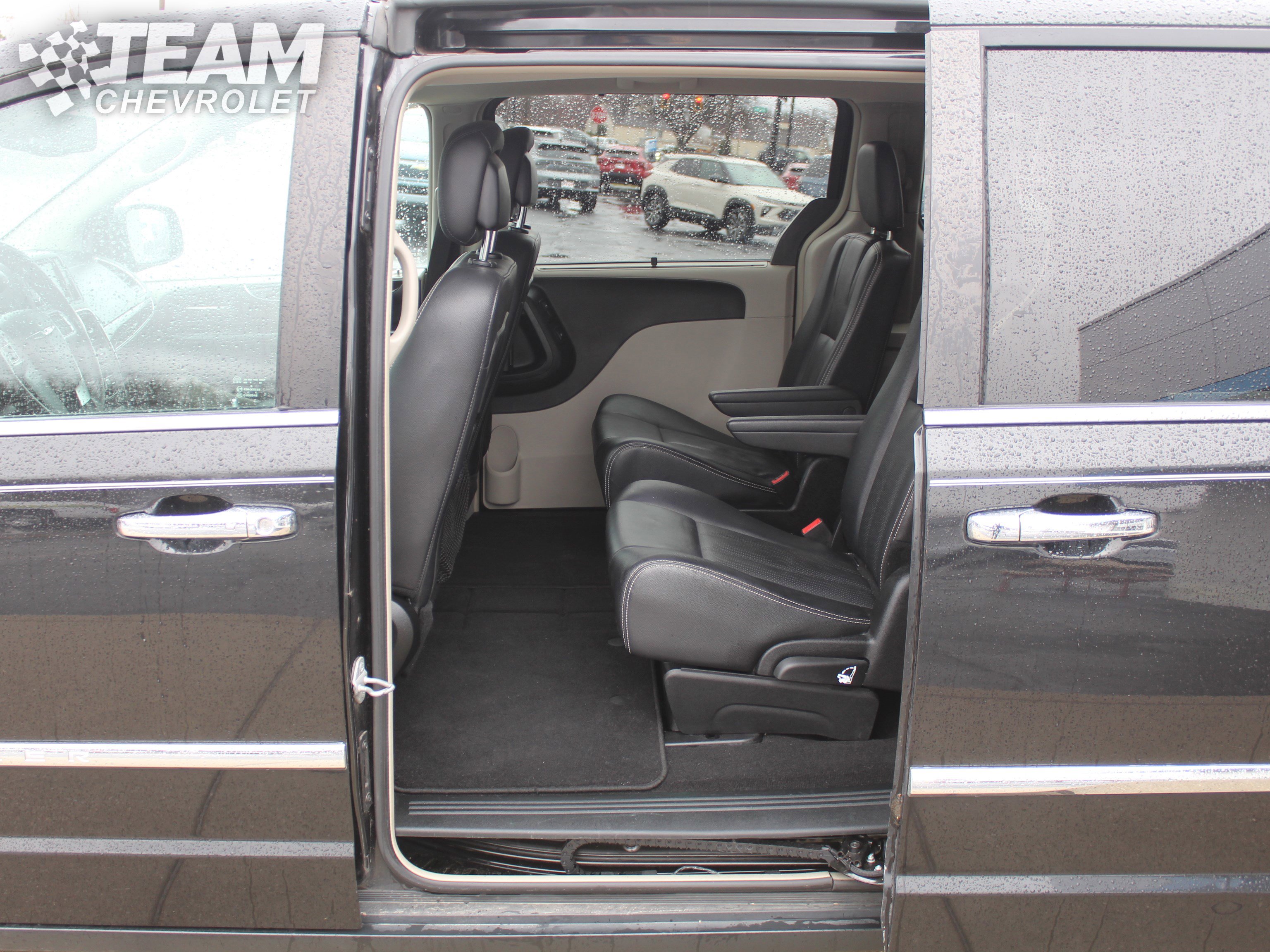 Used 2015 Chrysler Town & Country Touring-L w/ Driver Convenience Group image 19