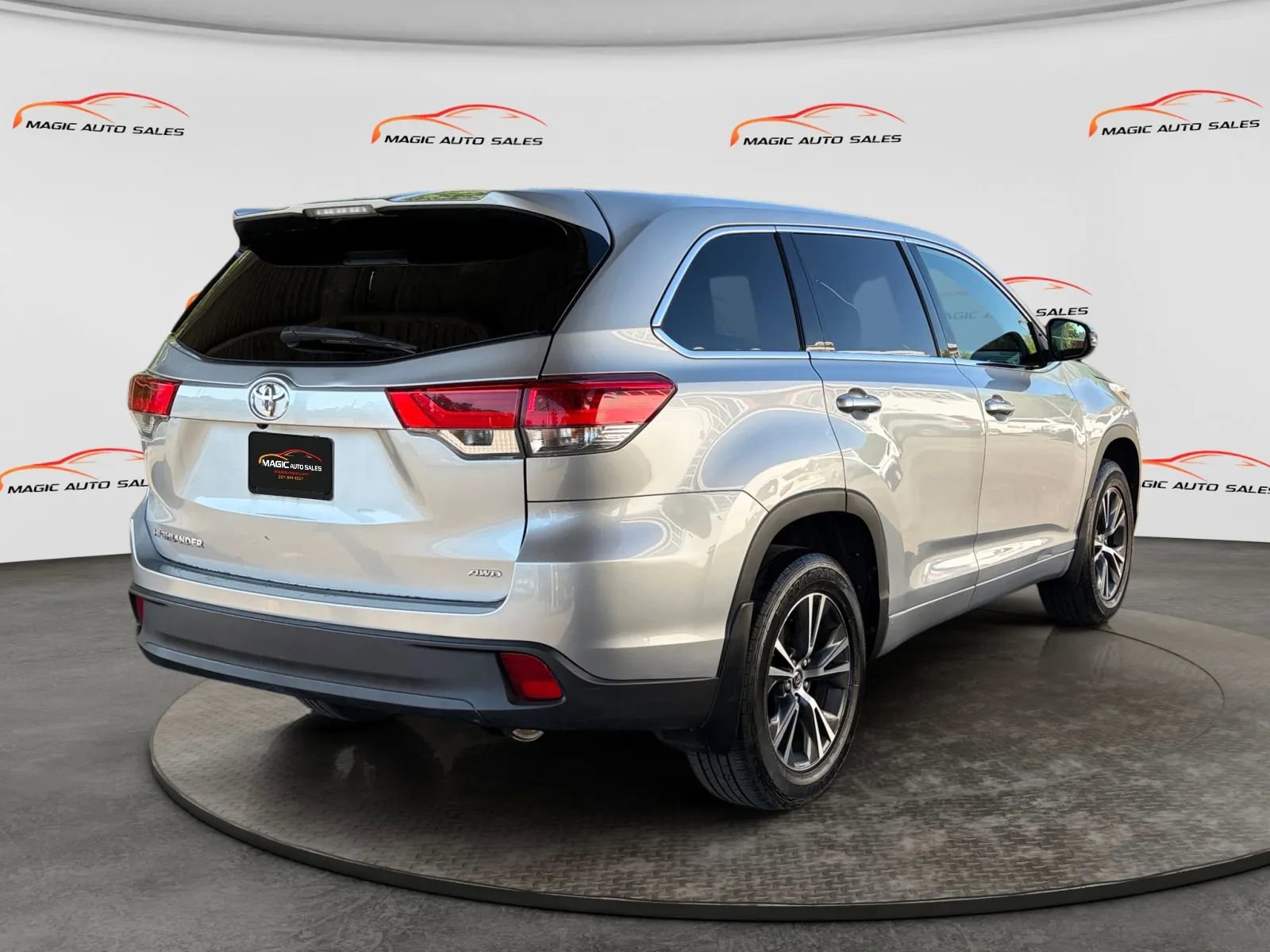 Used 2018 Toyota Highlander LE AWD/4WD image 10
