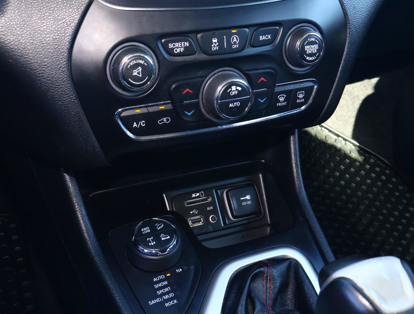 Used 2017 Jeep Cherokee Trailhawk AWD/4WD image 24