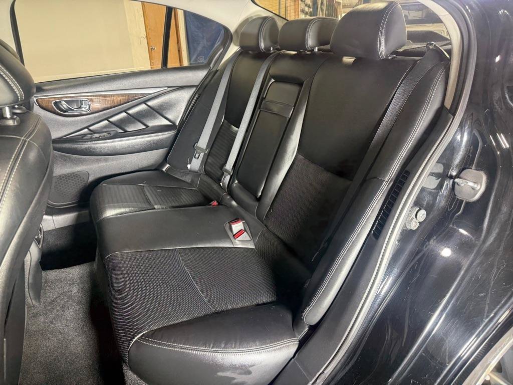 Used 2014 INFINITI Q50 Hybrid w/ Deluxe Technology Package RWD image 31