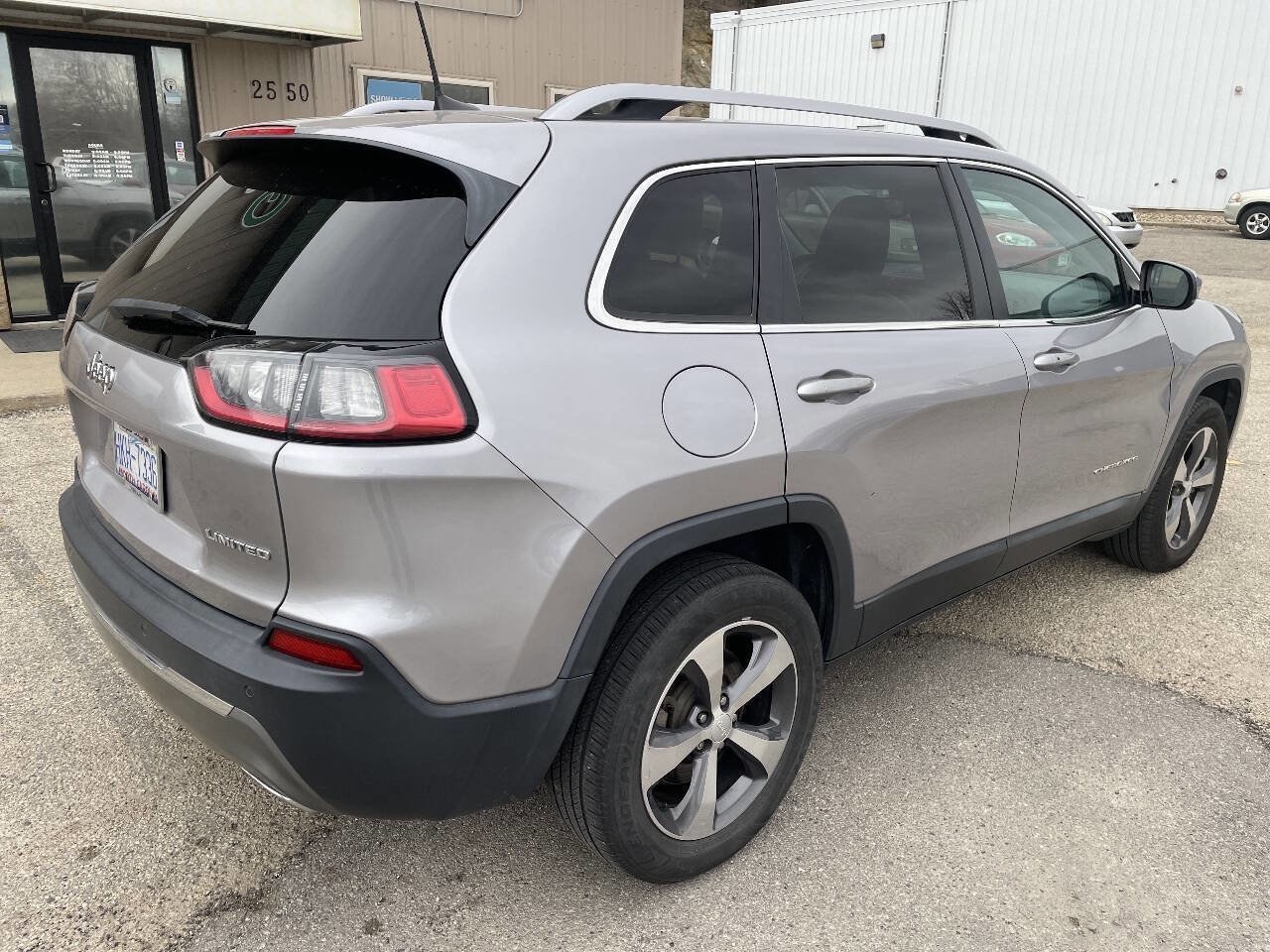 Used 2019 Jeep Cherokee Limited image 8