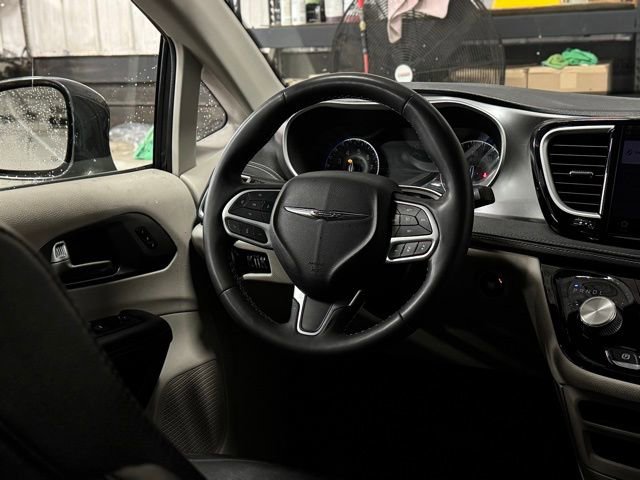 Used 2022 Chrysler Pacifica Touring-L image 28