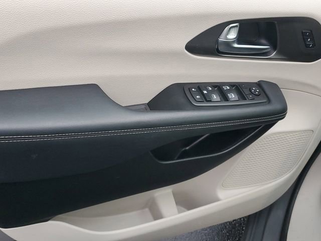 Used 2022 Chrysler Pacifica Touring-L AWD/4WD image 15