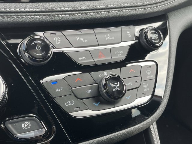 New 2027 Chrysler Pacifica Limited AWD/4WD image 25