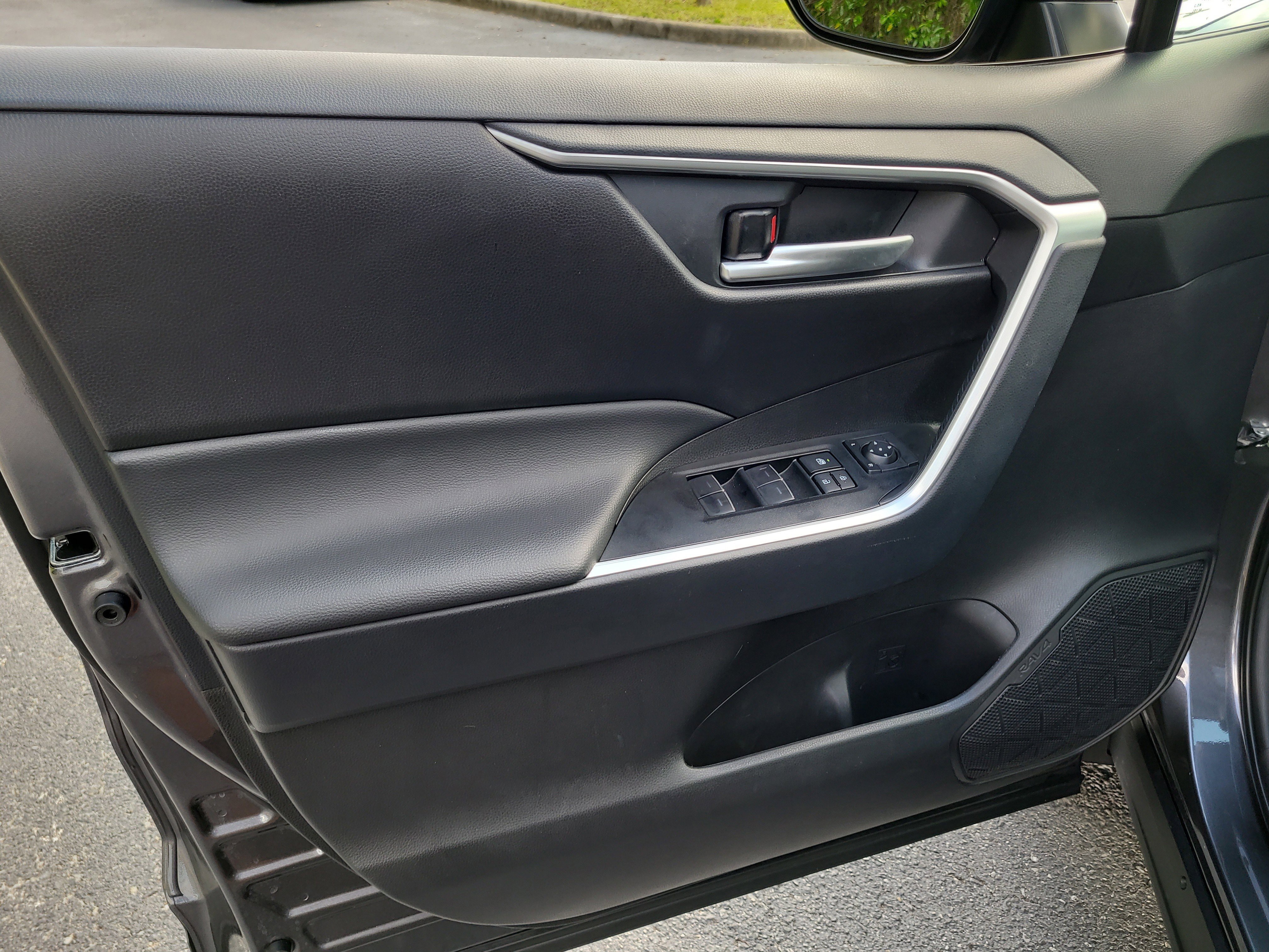 Certified 2025 Toyota RAV4 XLE FWD image 18