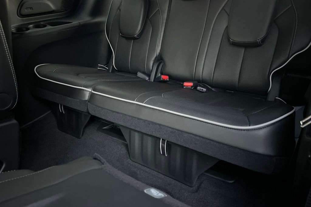 New 2026 Chrysler Pacifica Limited w/ Uconnect Theater Family Group image 16