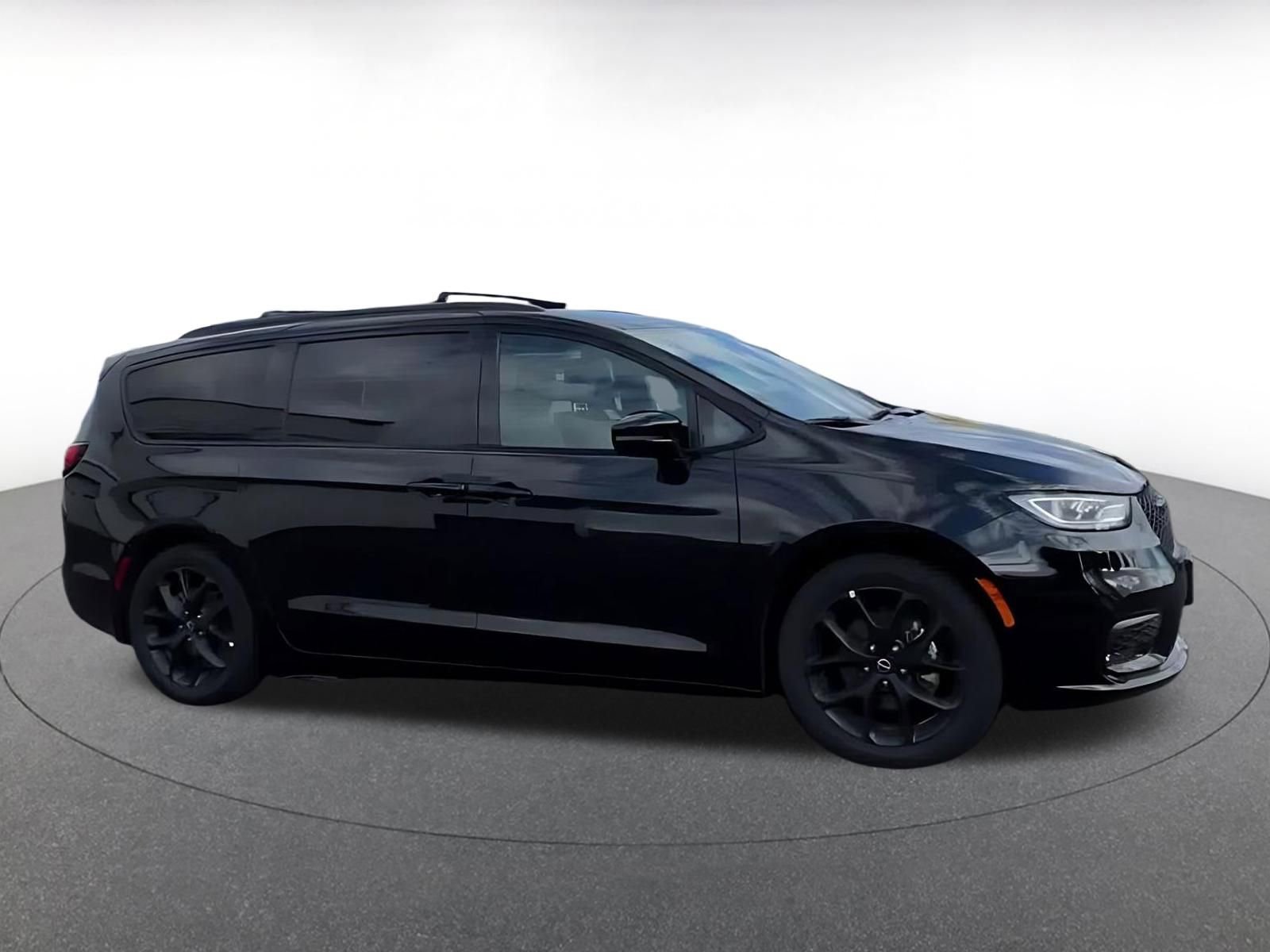 Used 2025 Chrysler Pacifica Limited image 16