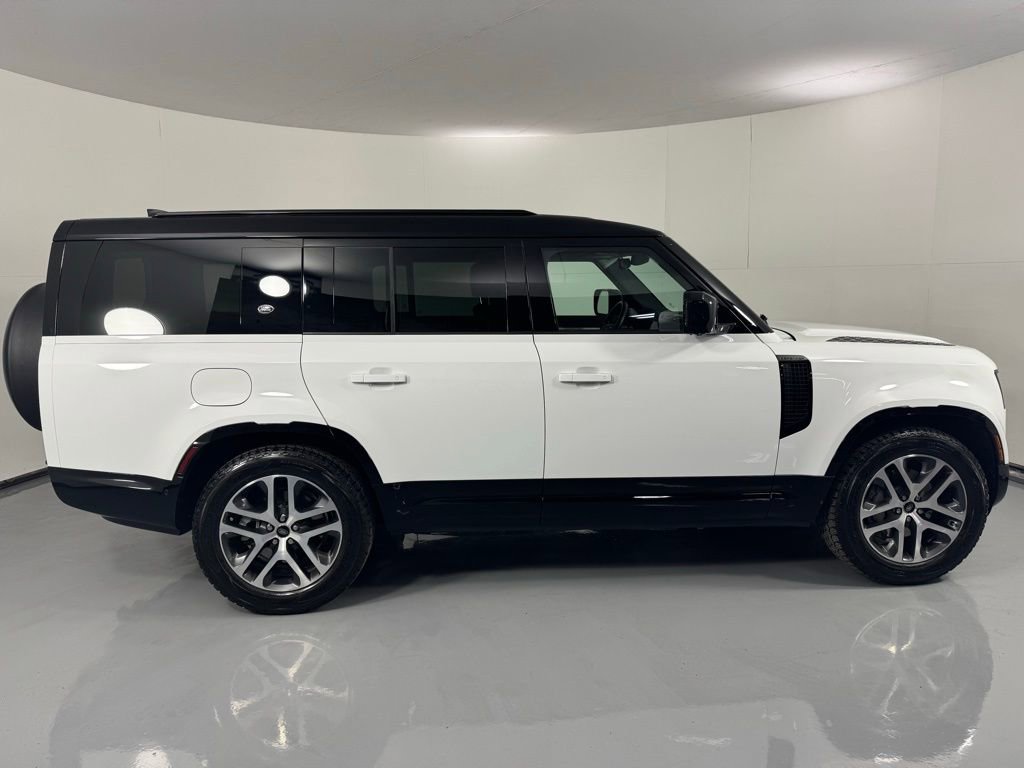 Used 2023 Land Rover Defender 130 SE image 4
